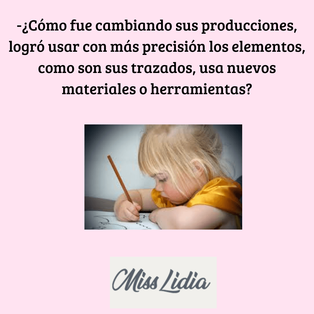 Niña dibuja con lápiz en placa sobre trazos y uso de materiales Fotografía de una niña rubia inclinada sobre una hoja mientras dibuja con un lápiz. El texto superior pregunta cómo cambian sus producciones y si usa nuevos materiales.