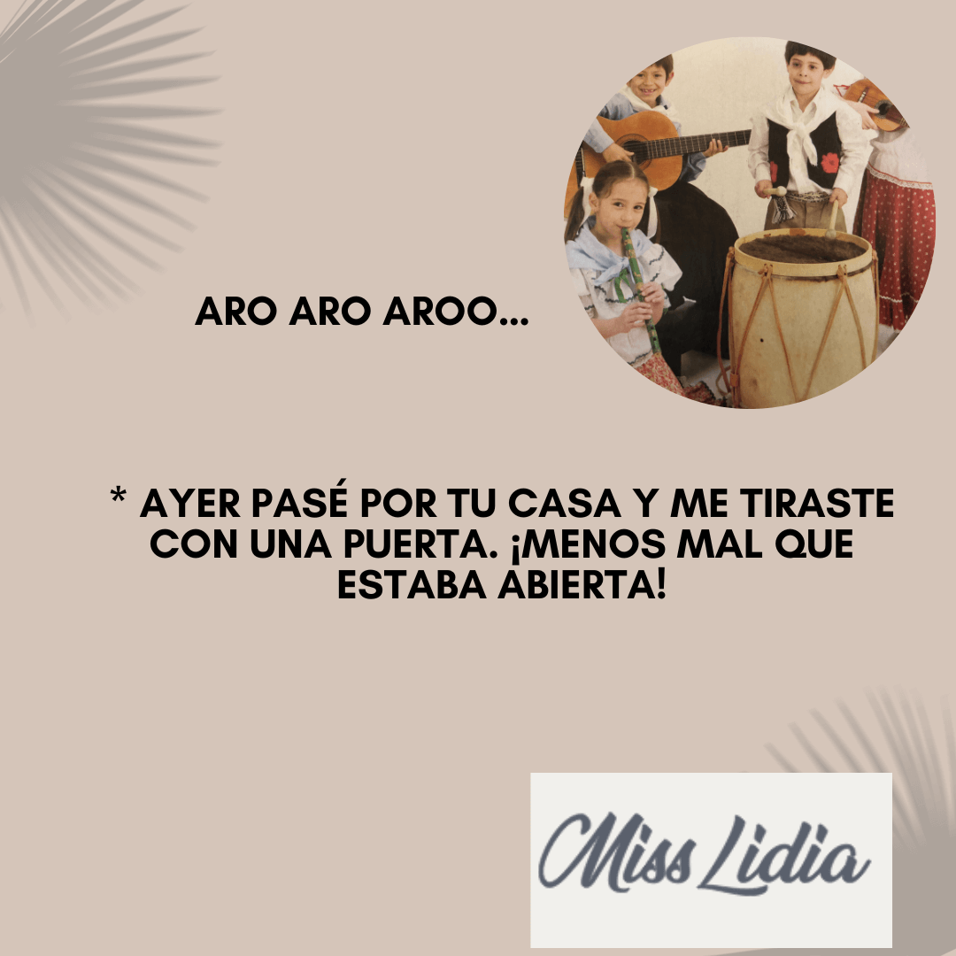 Relaciones gauchescas: la copla de la puerta Diseño beige con un círculo de varios niños con ropa tradicional y distintos instrumentos, entre ellos guitarra, flauta y bombo. El texto dice “Aro aro aroo…” y una frase humorística sobre recibir una puerta abierta.