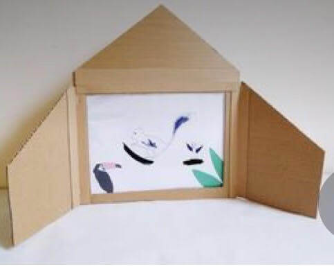 Teatrillo marrón de tres puertas con una lámina ilustrada con aves y hojas para narrar un cuento con kamishibai.