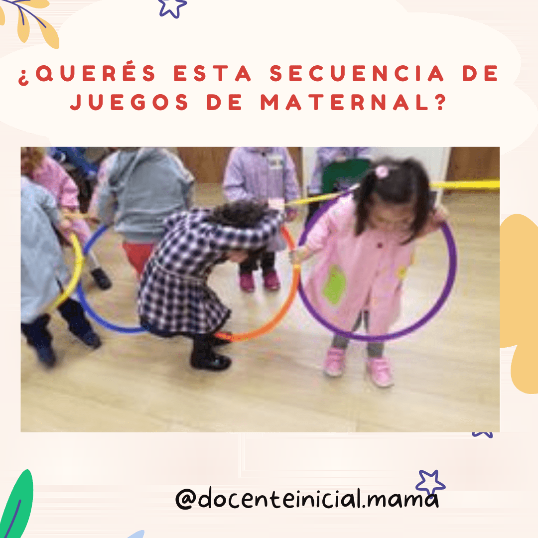 Grupo de niños en una sala participa de una actividad con aros grandes de colores; uno se inclina mientras otro sostiene un aro violeta delante.