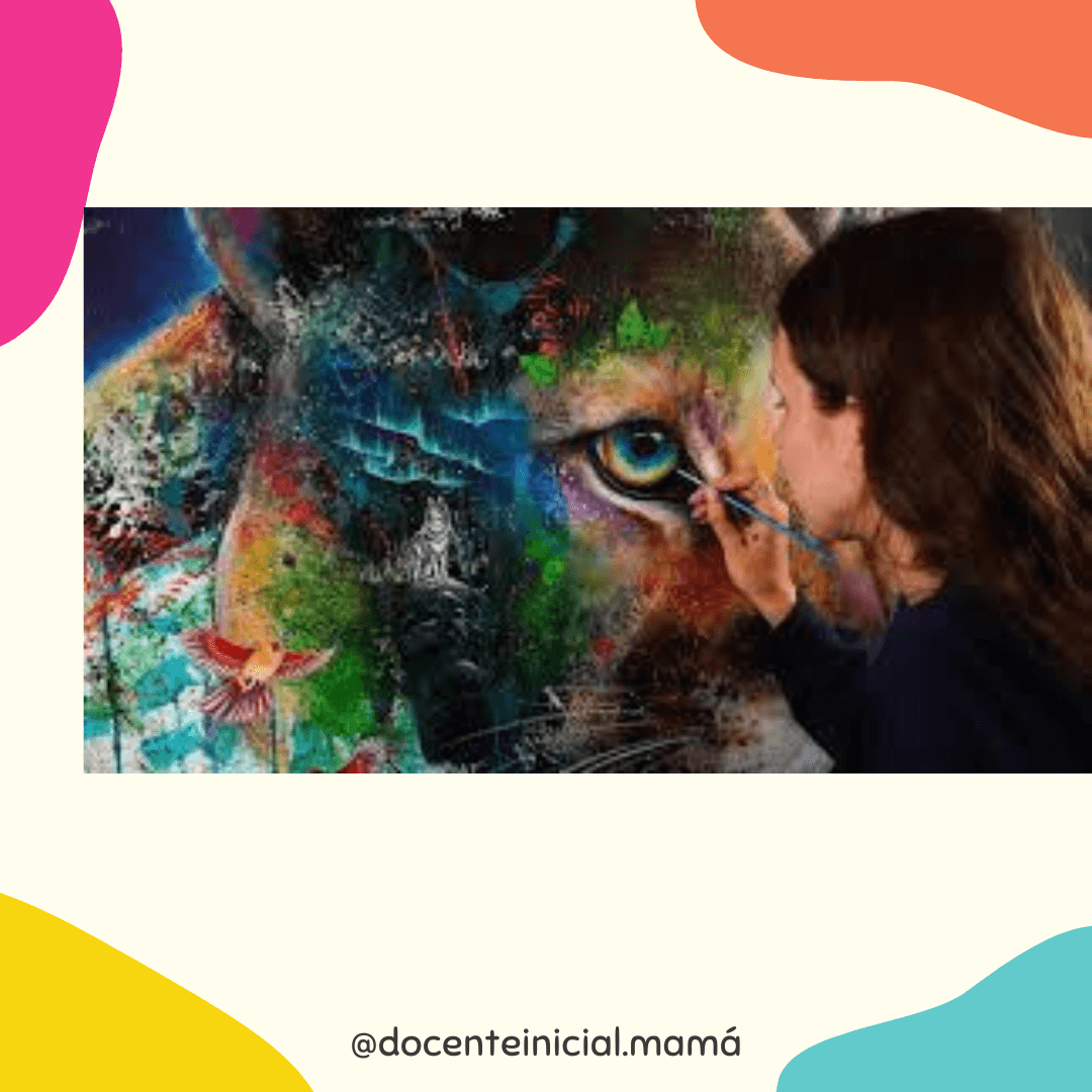 Una persona de perfil pinta con un pincel el ojo de un gran felino sobre una obra llena de manchas y colores intensos, en un entorno de trabajo creativo.