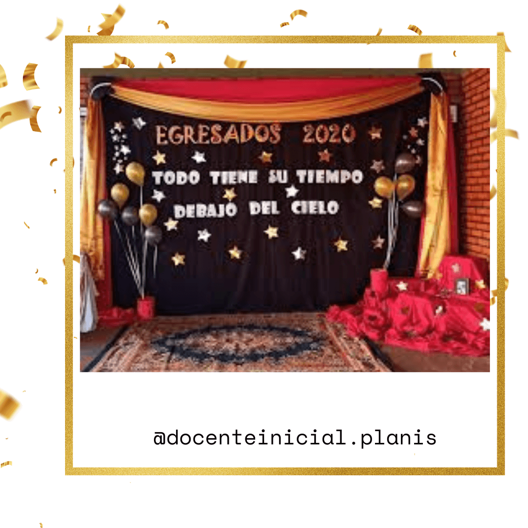 Escenario de egresados con estrellas Escenario interior con tela negra, guirnaldas doradas y rojas, estrellas adhesivas y globos a los lados, preparado para un acto de egresados.