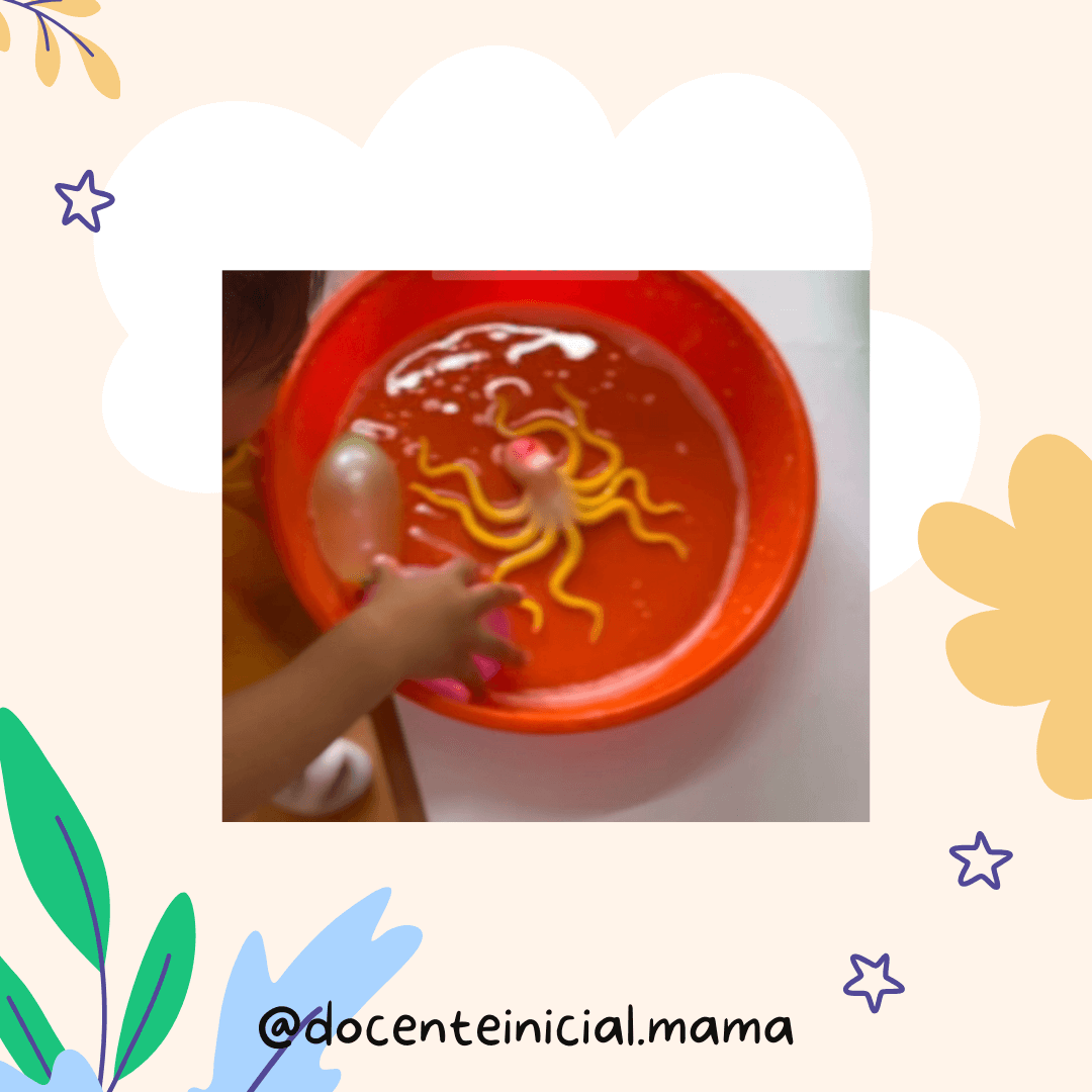 Exploración sensorial en una bandeja con agua Fotografía de una mano que utiliza una pinza en una bandeja naranja con agua y piezas amarillas alargadas, en una placa del proyecto sobre el mar.