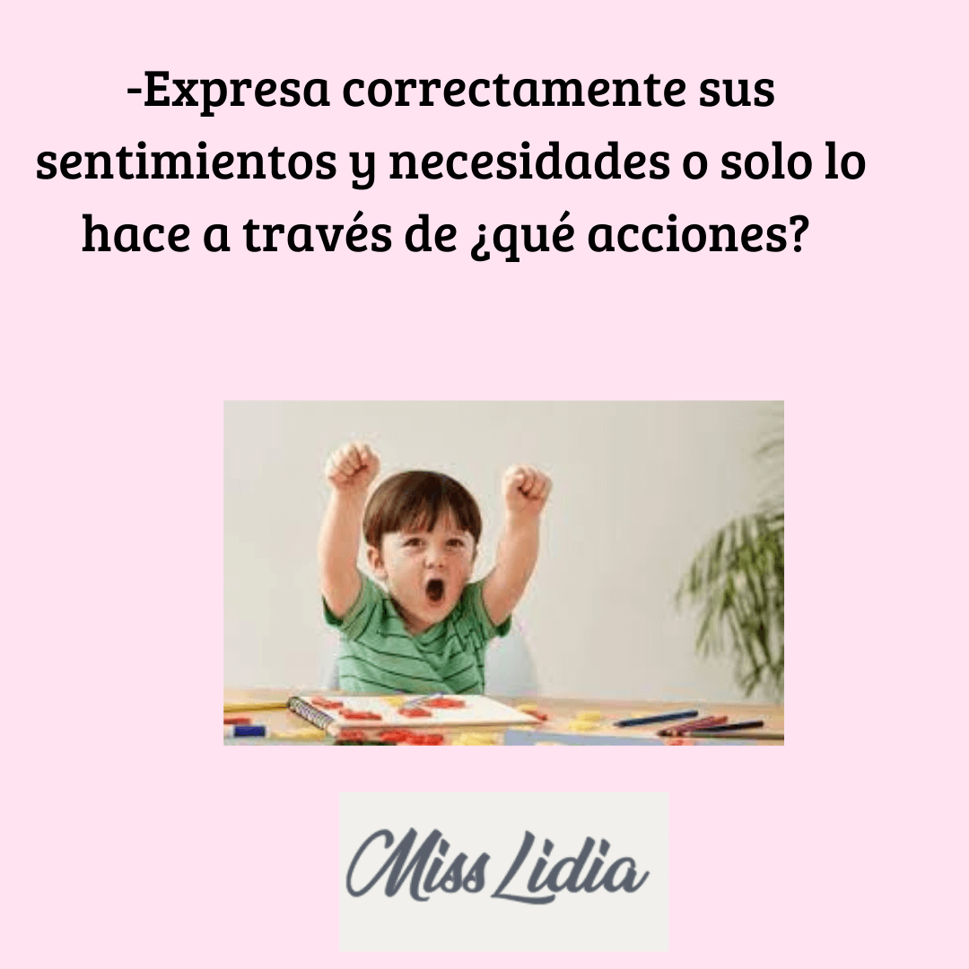 Niño sorprendido junto a una mesa en placa sobre emociones y necesidades Fotografía de un niño pequeño sentado frente a una mesa, con los brazos levantados y expresión abierta. El texto superior pregunta si expresa sentimientos y necesidades.