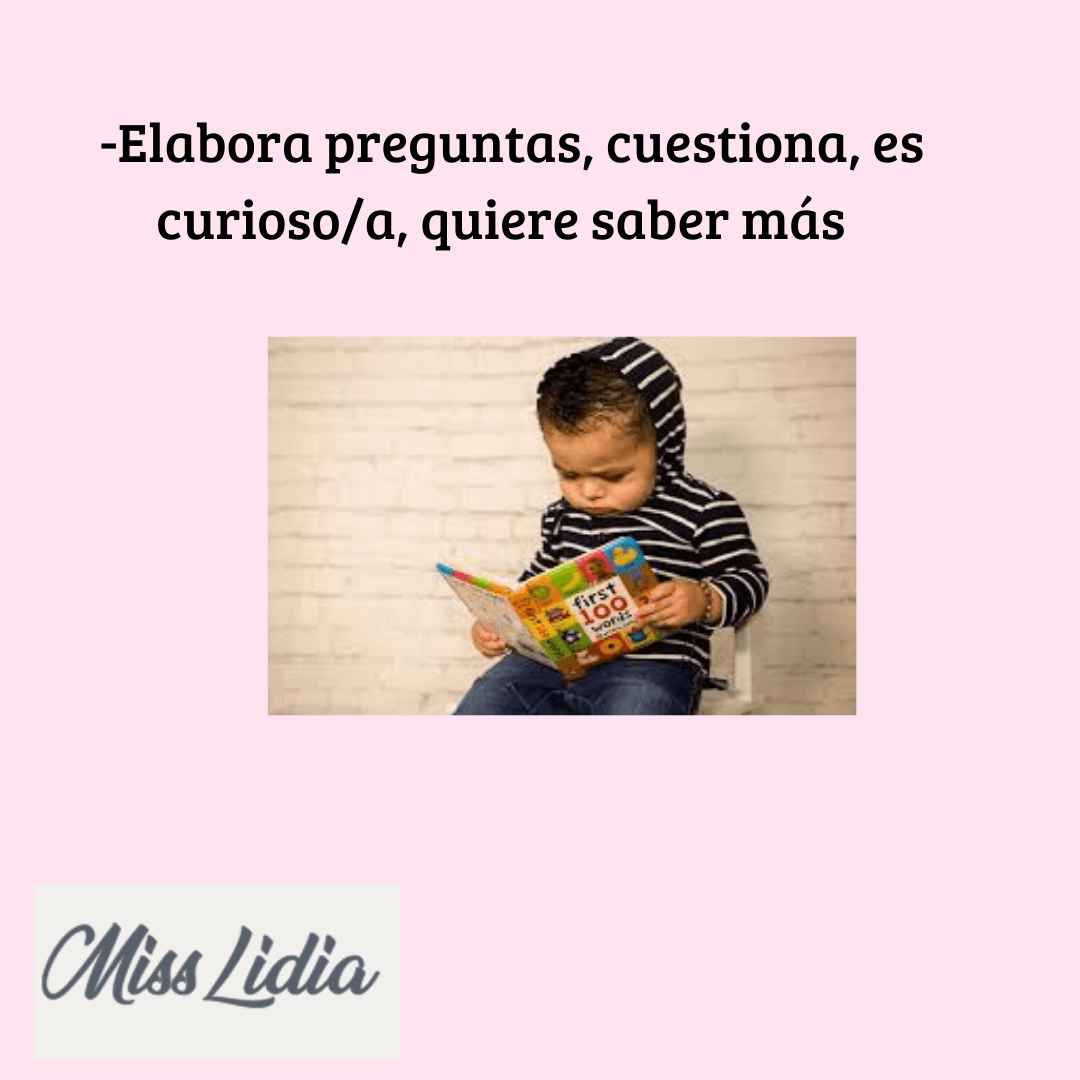 Niño leyendo un libro ilustrado en una placa sobre curiosidad Fotografía de un niño con capucha leyendo un libro de páginas coloridas. El texto superior menciona elaborar preguntas y querer saber más.