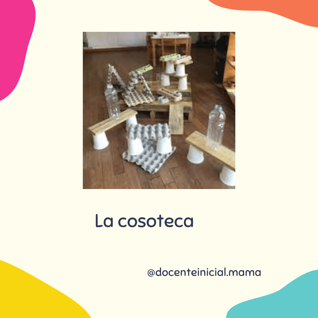 Fotografía de varias construcciones bajas hechas con cartón, vasos y botellas plásticas, dispuestas sobre un piso de madera en un ambiente interior.