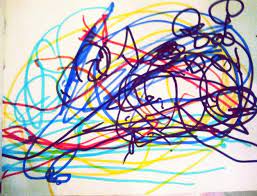 Garabatos de colores: exploración del dibujo infantil Hoja blanca cubierta por líneas y bucles de muchos colores entrecruzados, con trazos gruesos y en distintas direcciones.