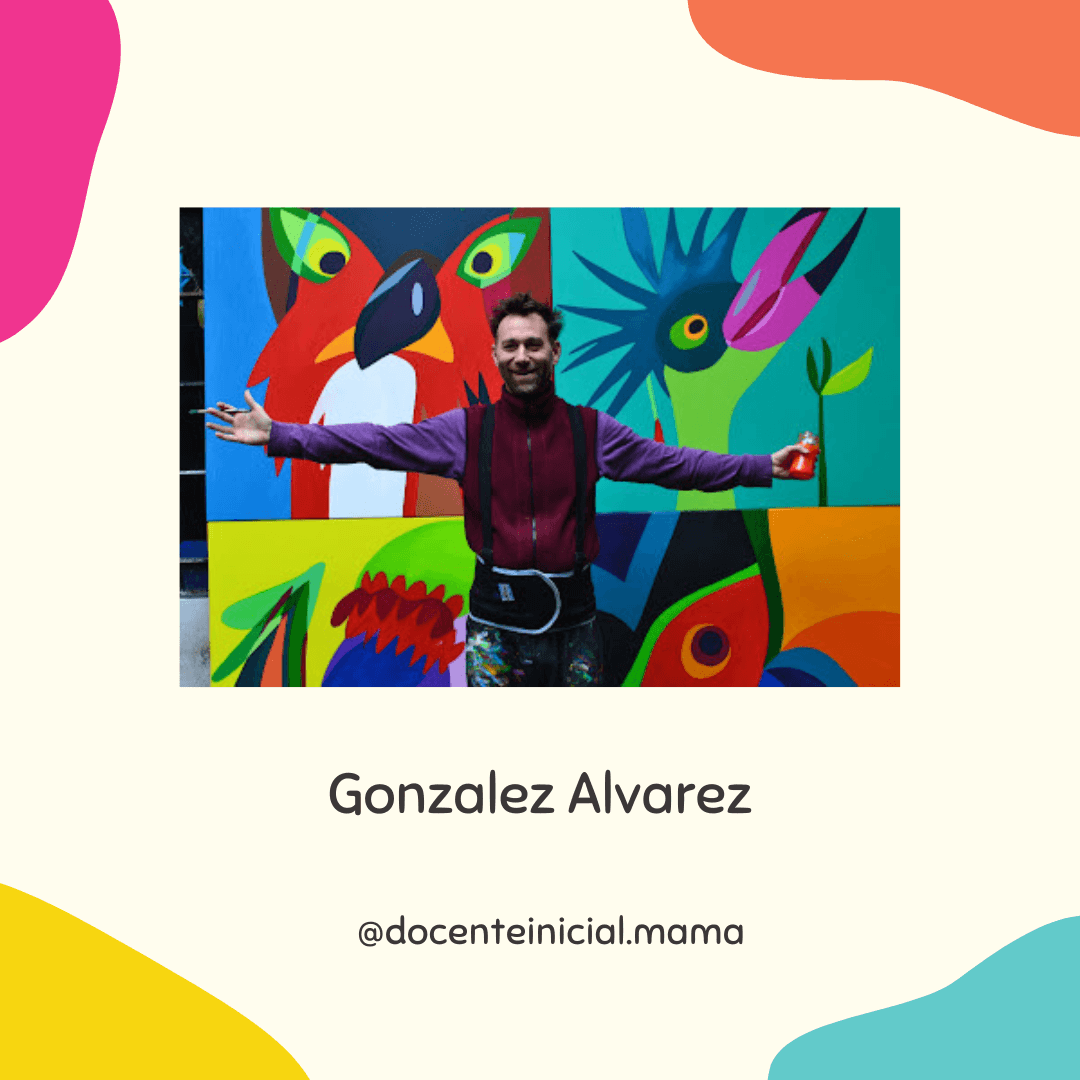 Placa con Gonzalo Álvarez de pie con los brazos abiertos frente a una pintura de animales de colores intensos.