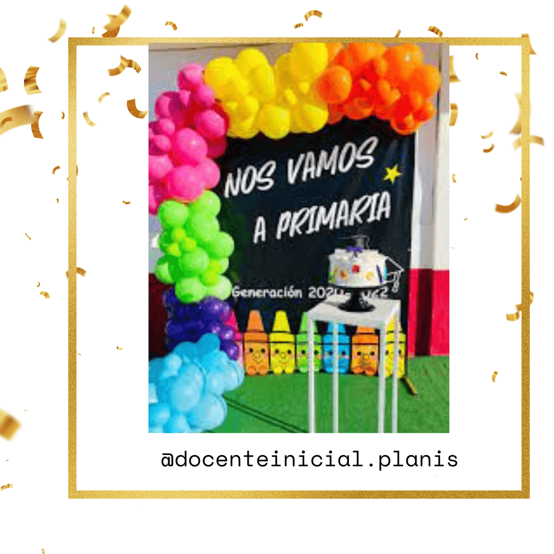 Nos vamos a primaria: decoración de egreso Decoración escolar con una columna de globos multicolores, un cartel negro con letras blancas y una mesa pequeña al frente en un espacio interior.