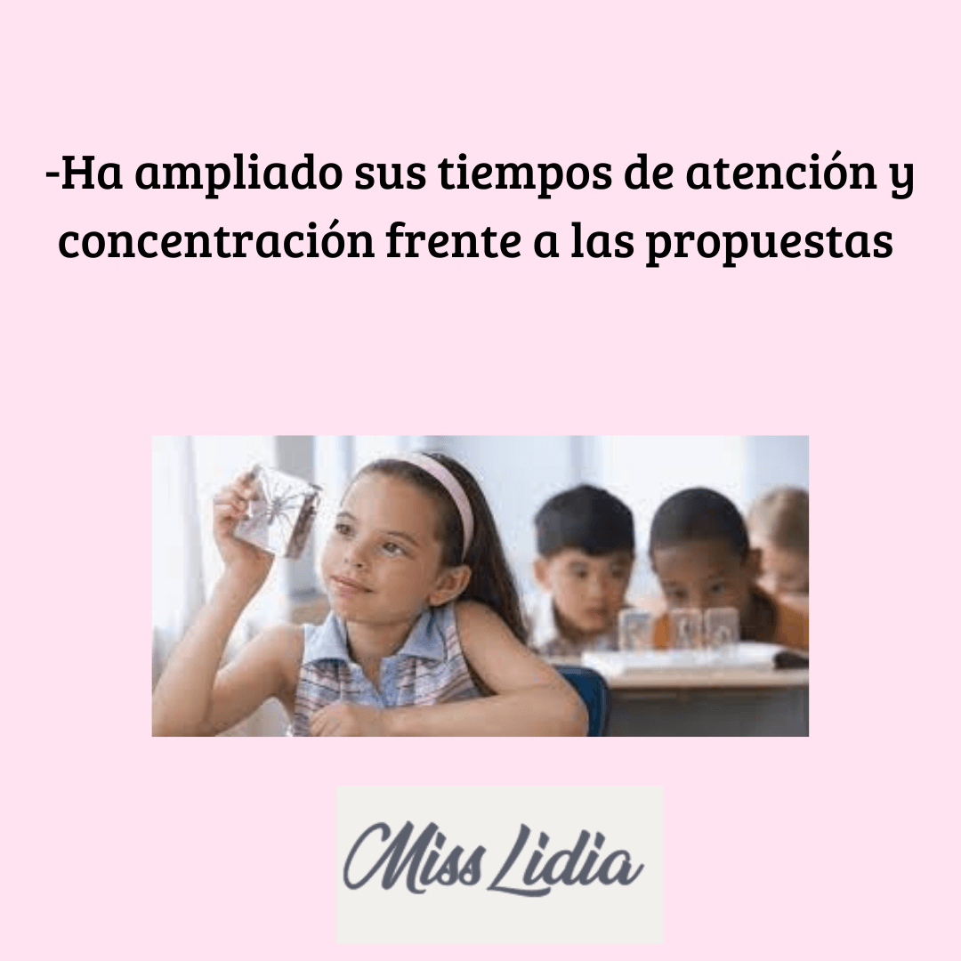 Niña observa un objeto en clase en una placa sobre atención y concentración Fotografía de una niña en el aula levantando un objeto pequeño para mirarlo, con otros niños desenfocados al fondo. El texto habla de ampliar los tiempos de atención.
