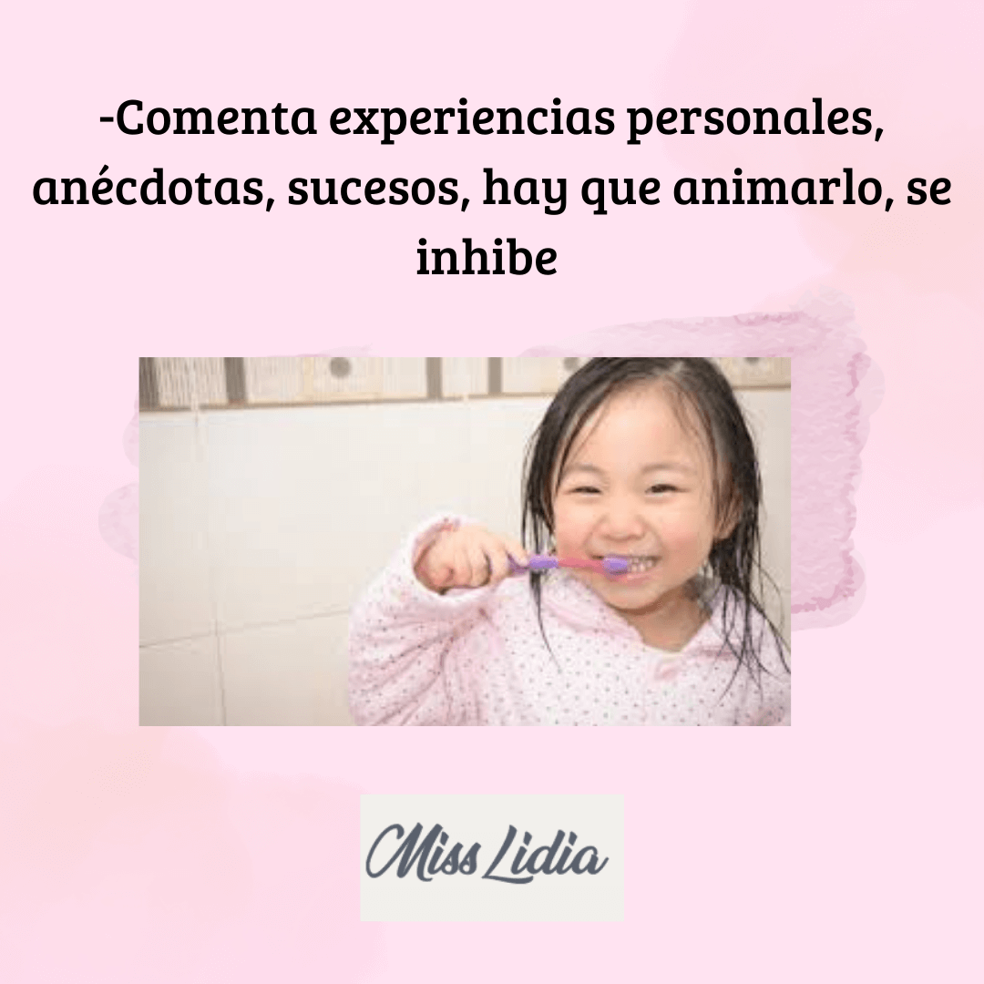 Niña sonríe mientras se cepilla los dientes en placa sobre experiencias personales Fotografía de una niña sonriendo mientras sostiene un cepillo de dientes. El texto superior menciona comentar experiencias personales, anécdotas y sucesos.