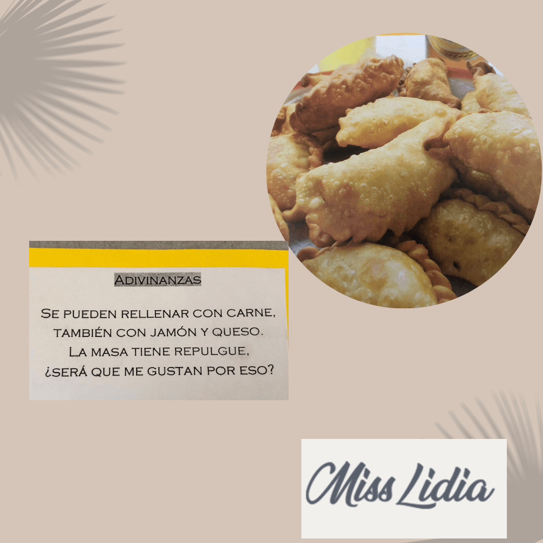 Adivinanza de las empanadas: Día de la Tradición Placa con una fotografía de empanadas y una adivinanza sobre sus rellenos y el repulgue.