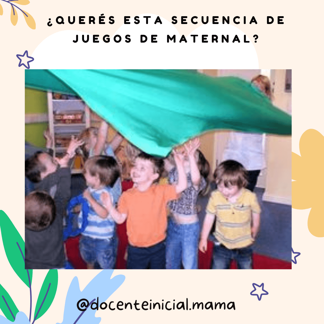 Varios niños levantan una gran tela verde dentro de una sala, como parte de una actividad de movimiento y coordinación en un espacio escolar.