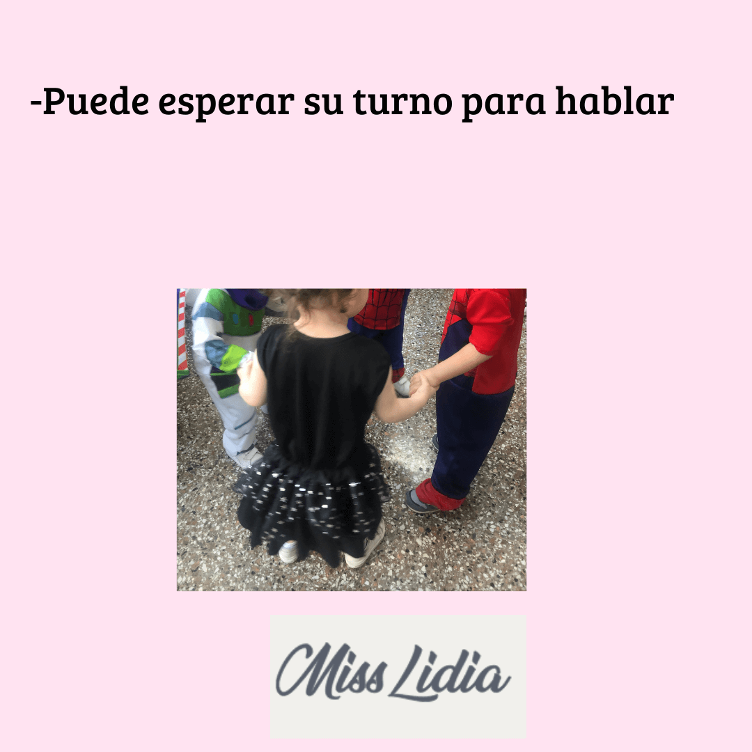 Niños se toman de la mano en una actividad de turno para hablar Fotografía de varios niños de pie formando un pequeño círculo y tomándose de la mano. El texto dice que puede esperar su turno para hablar.