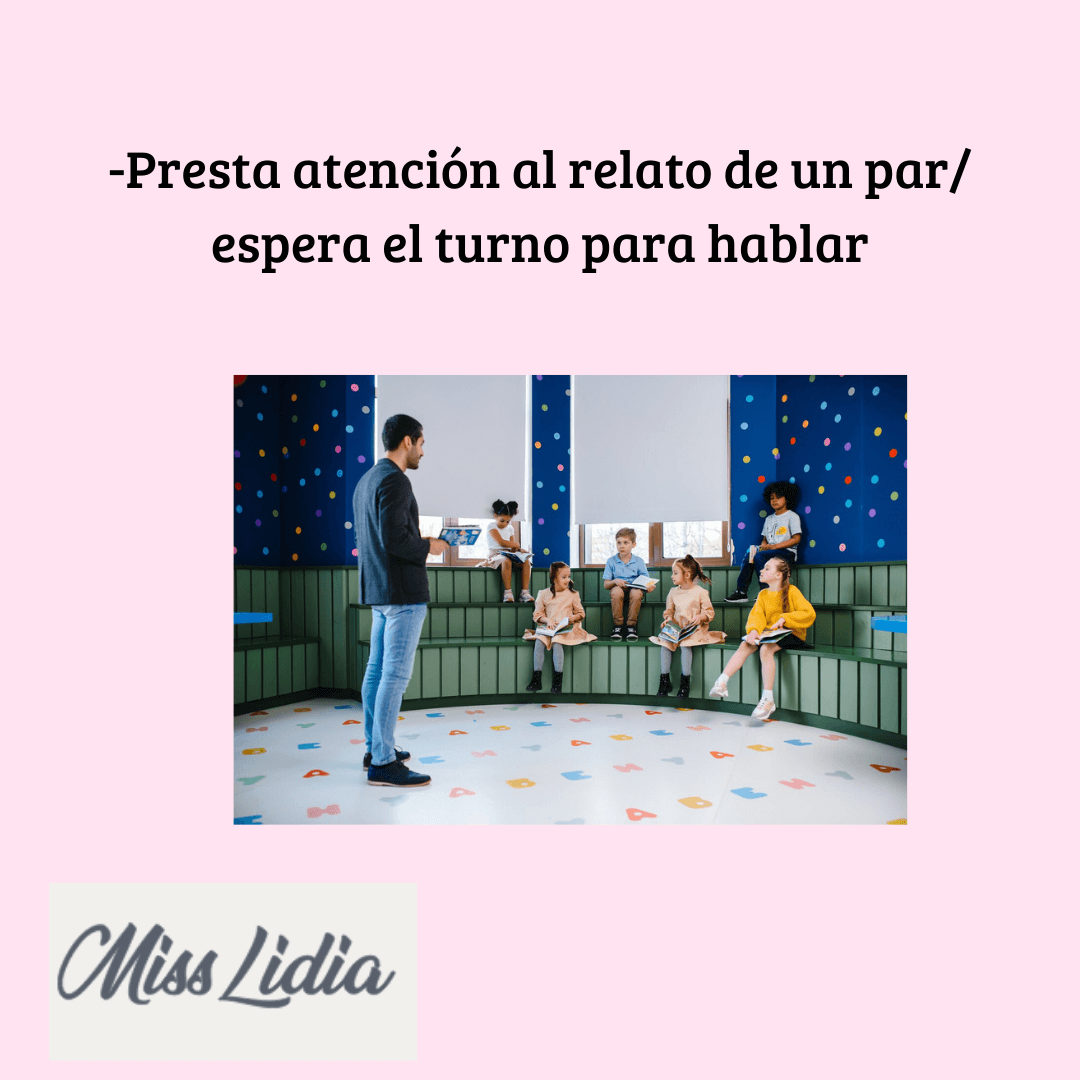 Docente guía a niños sentados en un aula sobre prestar atención al relato Fotografía de un adulto de pie frente a varios niños sentados en bancos dentro de un aula colorida. El texto superior habla de escuchar relatos y esperar el turno para hablar.