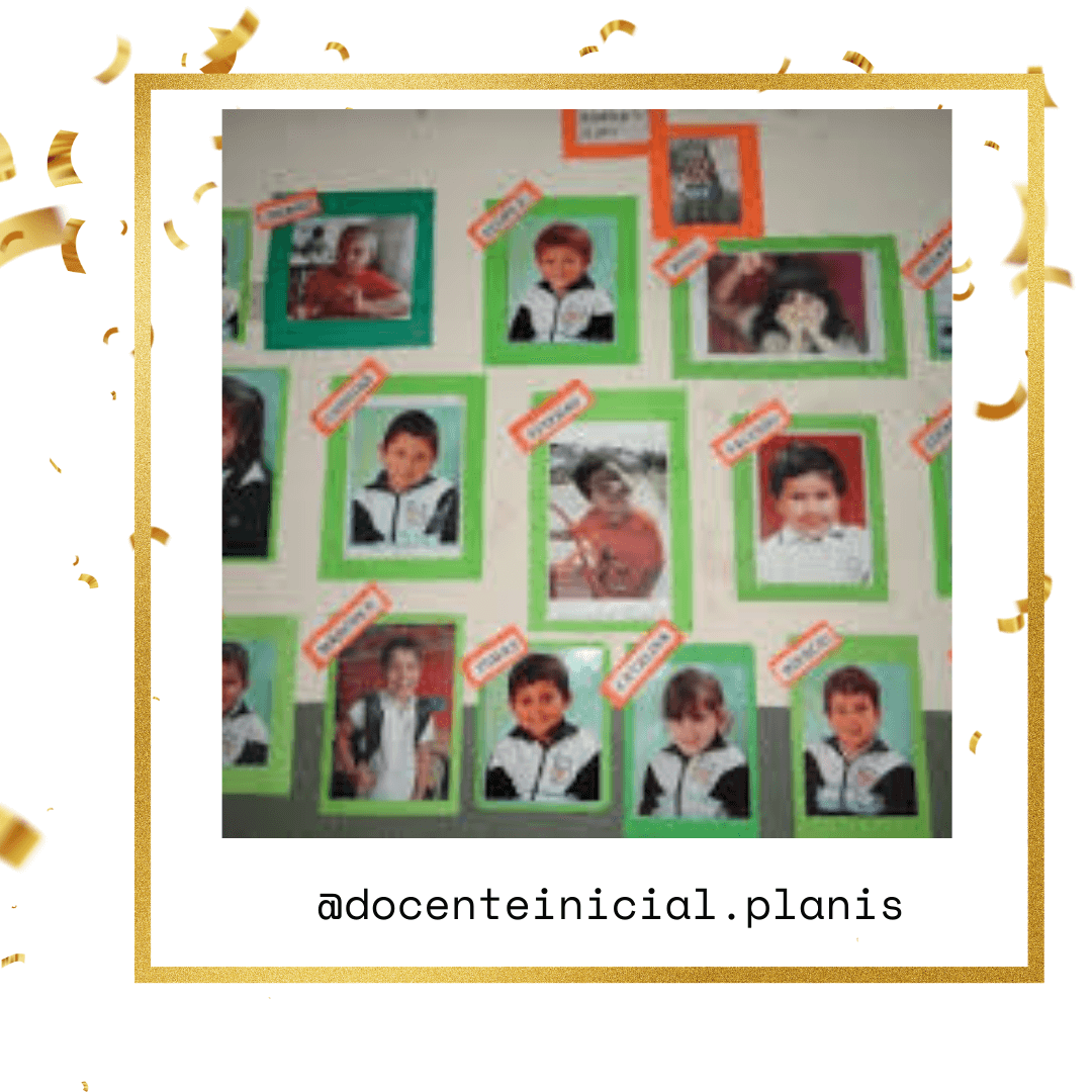 Mural de fotografías de los egresados Pared decorada con varias fotos pequeñas de niños y niñas dentro de marcos verdes y etiquetas naranjas colocadas en distintos ángulos.