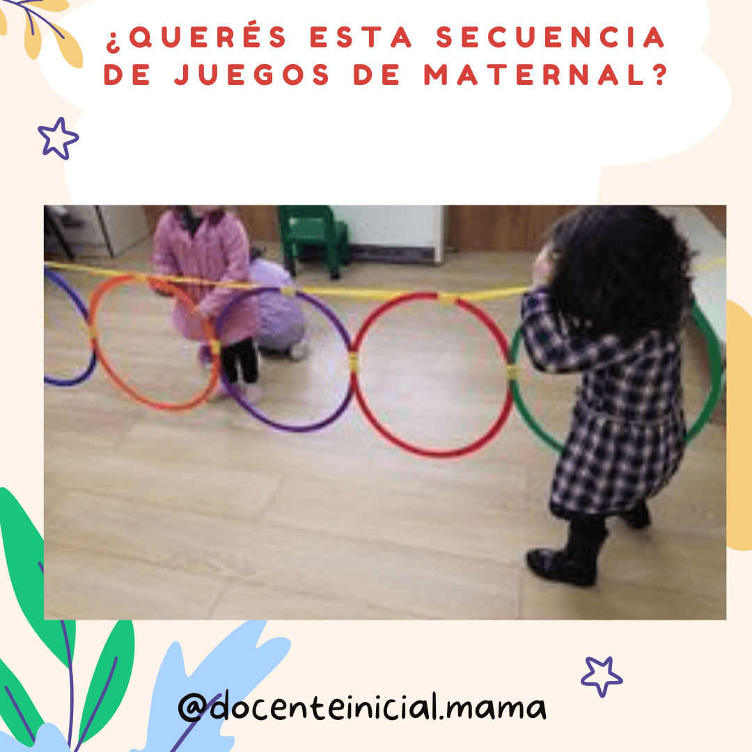 Dos niños participan de un recorrido con aros grandes de colores apoyados en el suelo, dentro de una sala con piso claro.