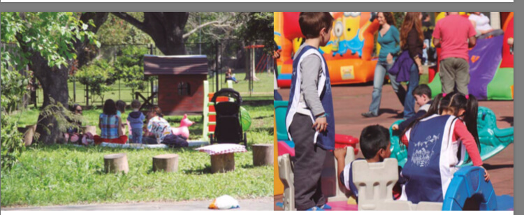 Espacios públicos para compartir el juego Fotografía dividida en dos escenas: a la izquierda, varios niños están sentados y jugando en un parque con árboles y bancos; a la derecha, niños y adultos participan en actividades junto a un inflable colorido.