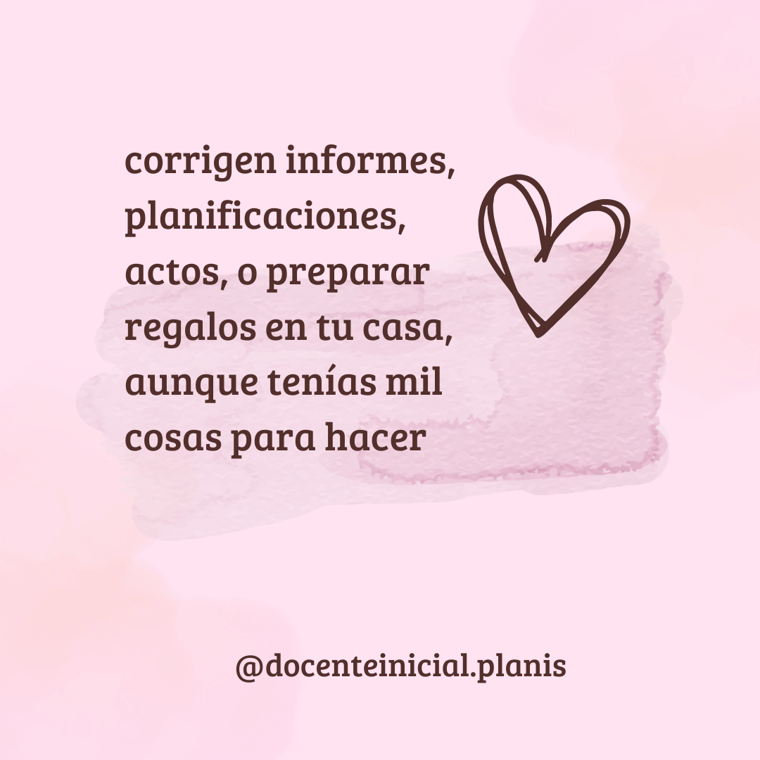 Informes y planificaciones que continúan en casa Placa rosa con texto en español sobre corregir informes, planificaciones y actos, o preparar regalos en casa, con un corazón dibujado y la firma @docenteinicial.planis.