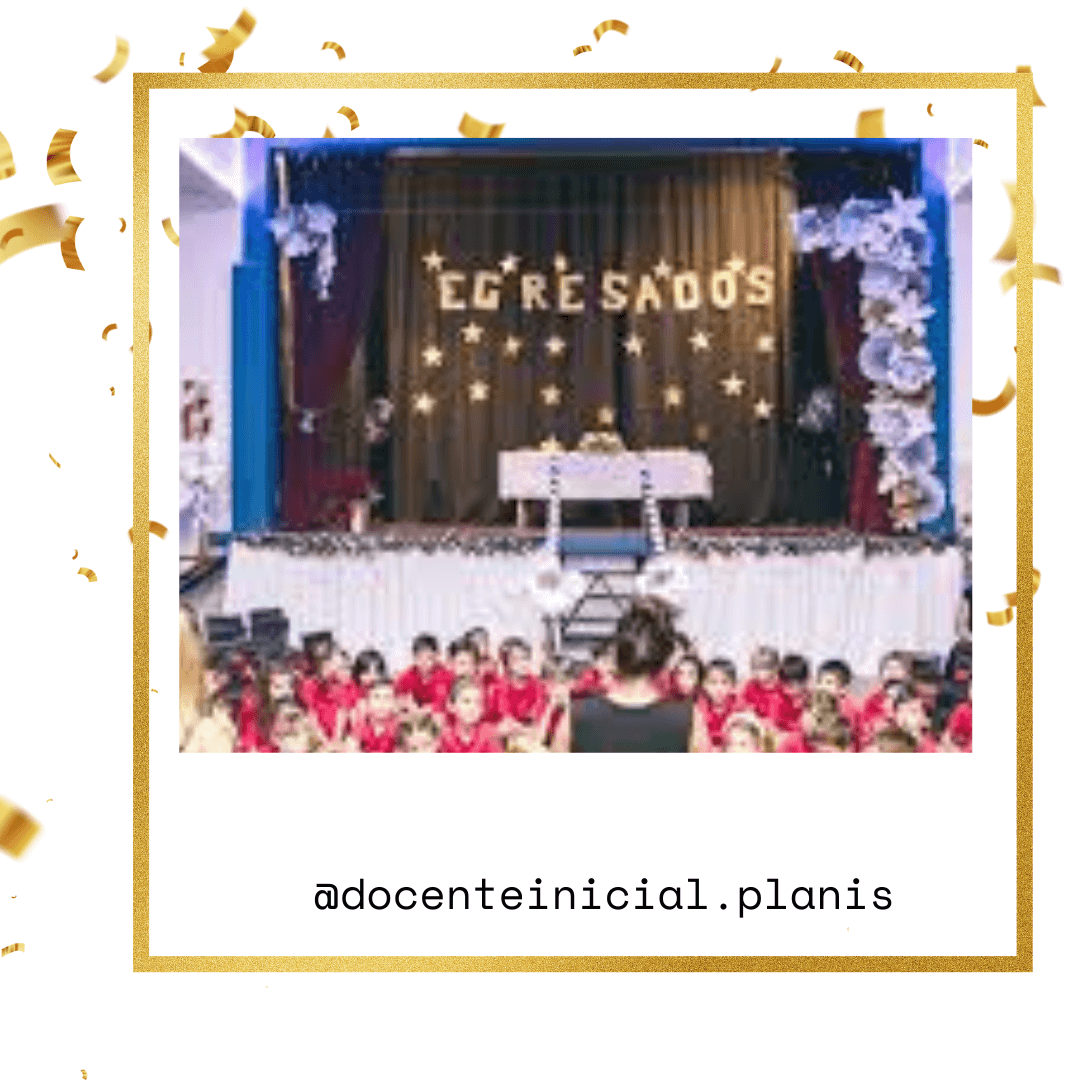 Acto de egreso con el grupo del jardín Salón con un escenario alto decorado con estrellas y el letrero de egresados; delante hay varios niños con ropa roja y una persona de espaldas en primer plano.