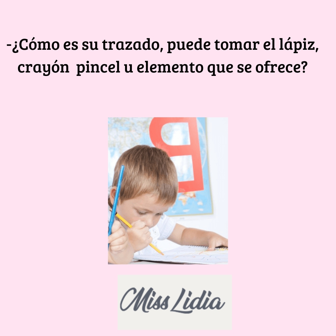 Niño dibuja con lápiz junto a un gran recorte de letra en clase Fotografía de un niño concentrado dibujando con lápiz sobre una hoja, con otra mano sosteniendo otro lápiz. Al fondo se ve una letra grande de color rojo.