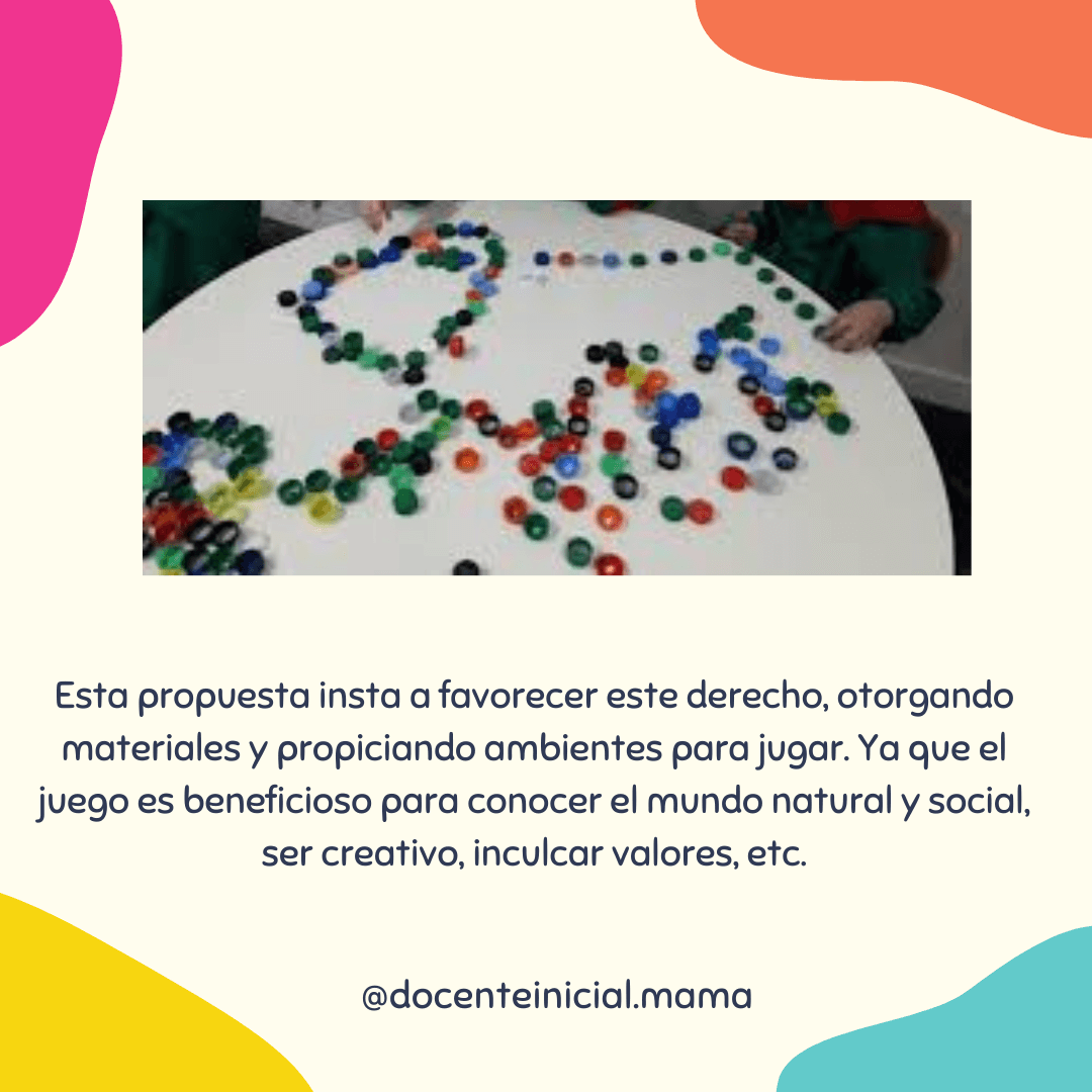 Sobre una mesa blanca hay muchas tapitas de plástico de distintos colores acomodadas en líneas, curvas y agrupaciones; se ven manos de niños en los bordes.