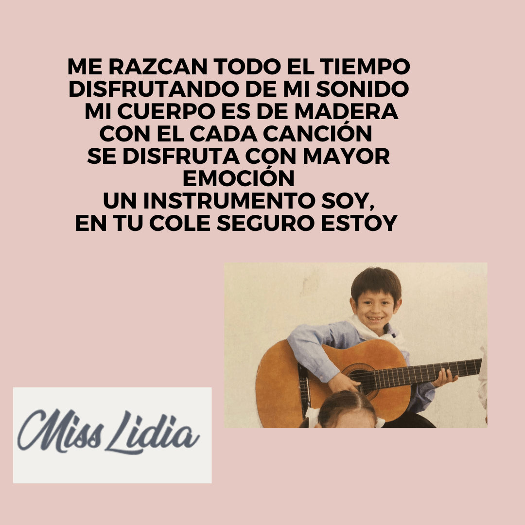 Adivinanza de la guitarra: música y tradición Placa con una fotografía de un niño sosteniendo una guitarra y una adivinanza sobre un instrumento de madera.