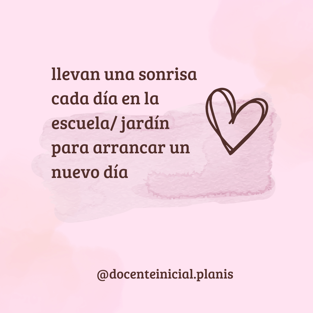 La sonrisa docente para comenzar el día Placa rosa con texto en español sobre llevar una sonrisa cada día a la escuela o al jardín para empezar un nuevo día, con un corazón dibujado y la firma @docenteinicial.planis.