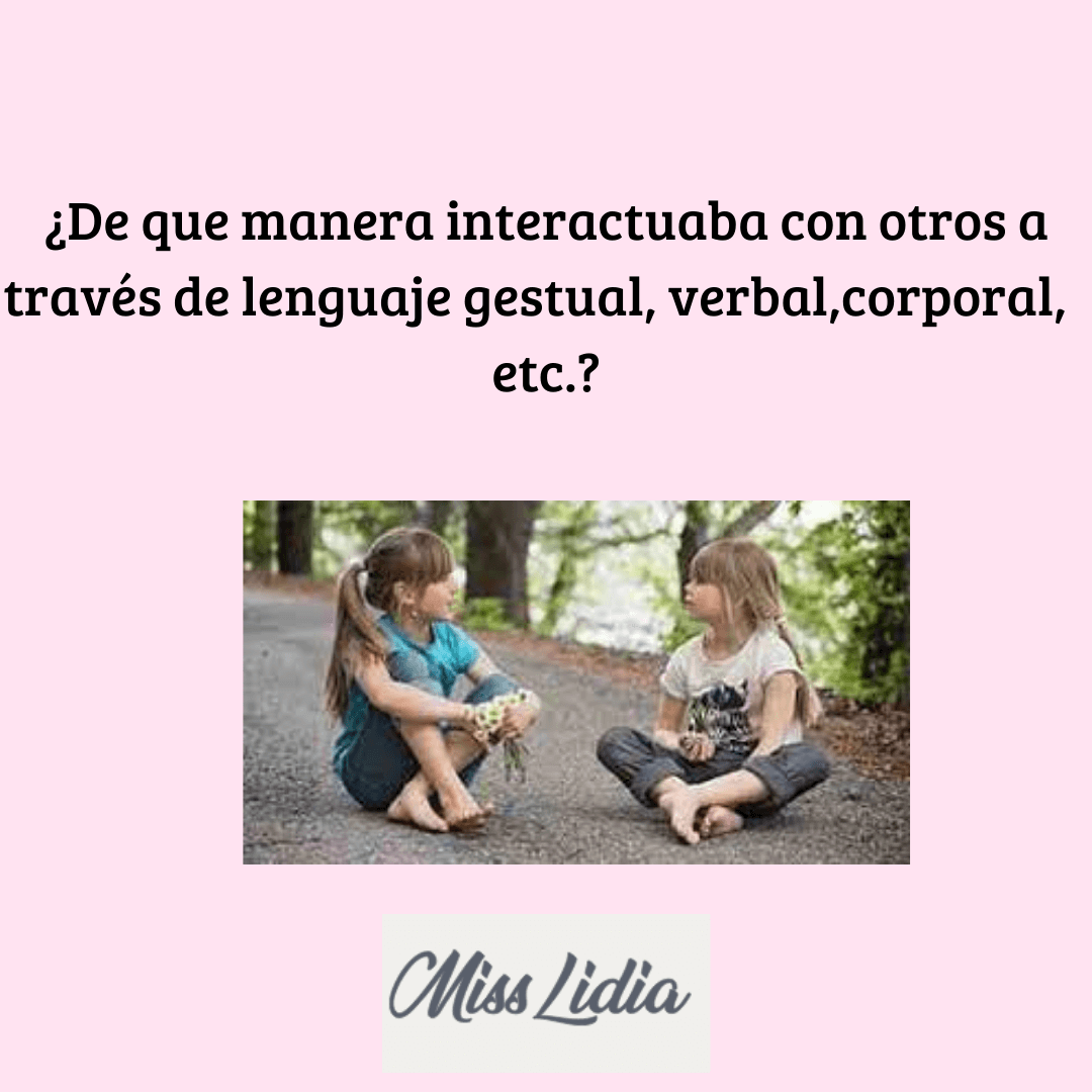 Dos niñas sentadas en el suelo conversan al aire libre Fotografía de dos niñas sentadas frente a frente sobre un camino en un entorno verde, con postura de diálogo. Encima se lee una pregunta sobre lenguaje gestual, verbal y corporal.