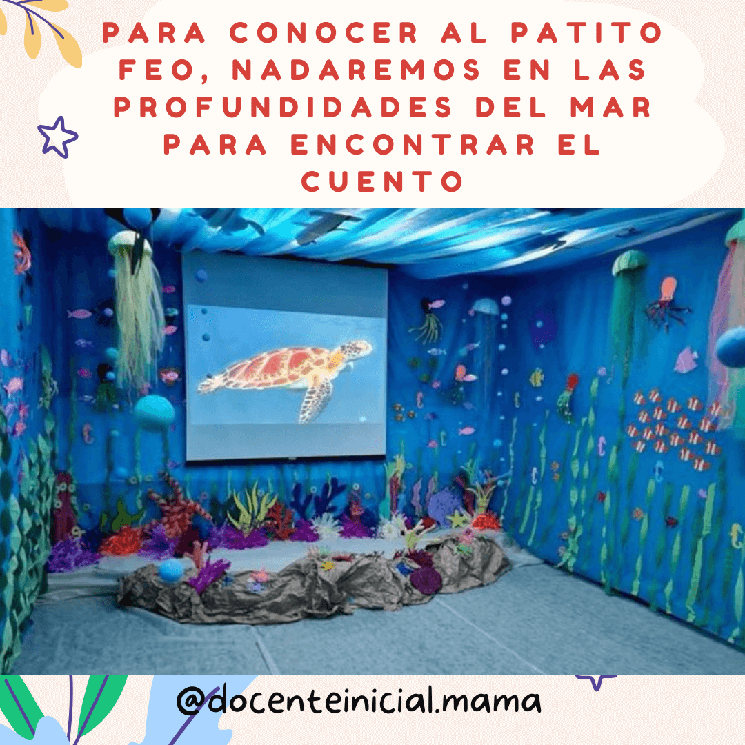 Una sala ambientada como escenario marino Placa del proyecto de cuentos con una sala decorada en tonos azules, figuras de peces, un sector de corales y una imagen de una tortuga proyectada al fondo.