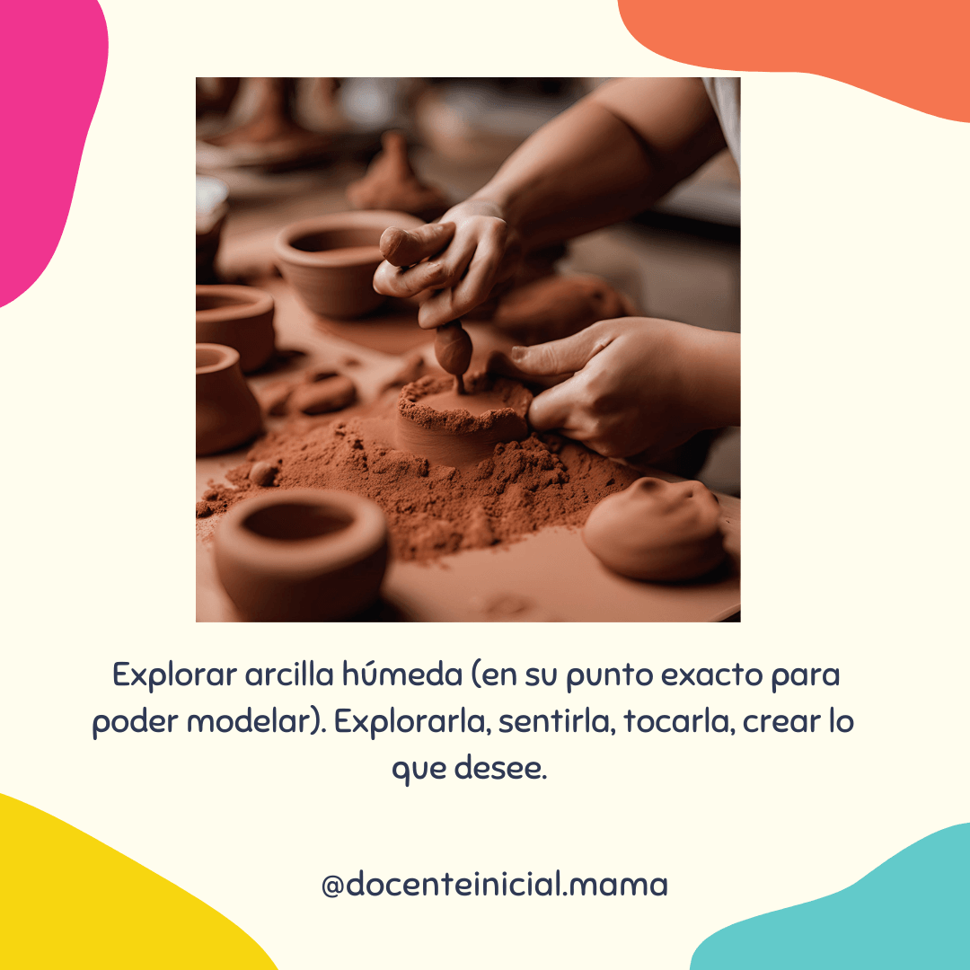 Manos moldeando arcilla húmeda en una mesa de trabajo Primer plano de varias manos modelando arcilla color terracota junto a piezas de alfarería en una mesa, en un ambiente de taller.