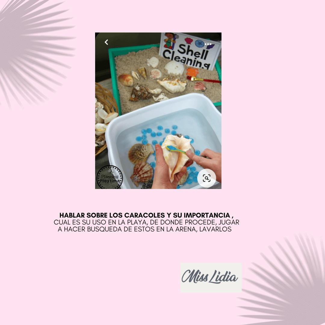 Bandeja sensorial con caracoles y agua para exploración Manos manipulando un caracol grande en una bandeja con agua y bolitas azules; detrás hay una caja con arena, caracoles y un cartel que dice 'Shell Cleaning'.