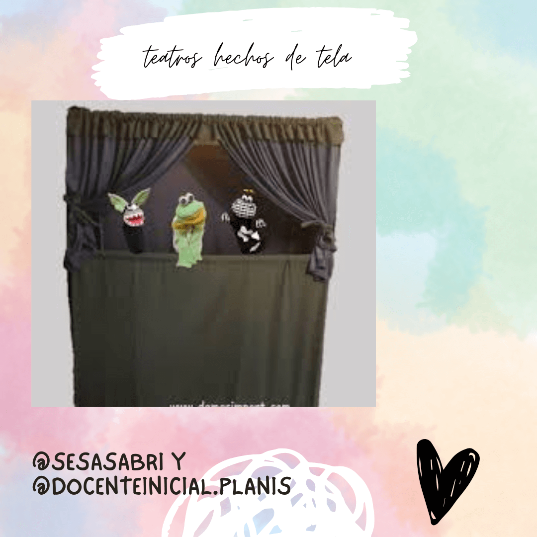 Teatro de títeres de tela Un teatro de tela con cortinas oscuras muestra tres personajes de títeres en su abertura.