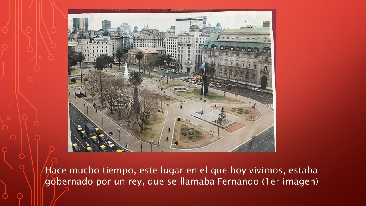 Fotografía de una plaza amplia con senderos, árboles, una fuente y edificios altos alrededor; se ven autos y peatones en calles cercanas.