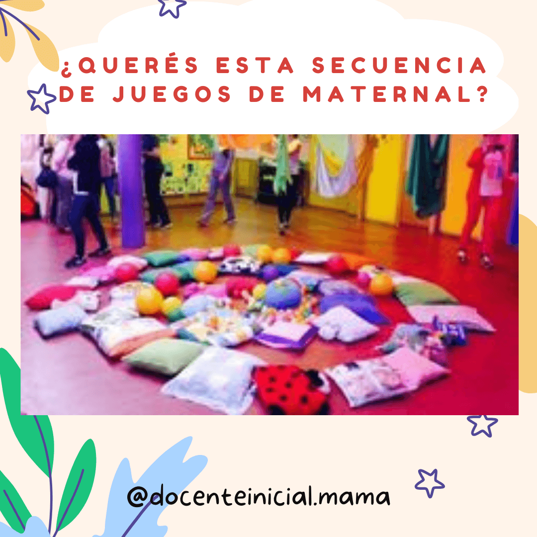 Sala infantil con varios almohadones dispuestos en círculo, pelotas de colores en el centro y personas paradas alrededor del área de juego.