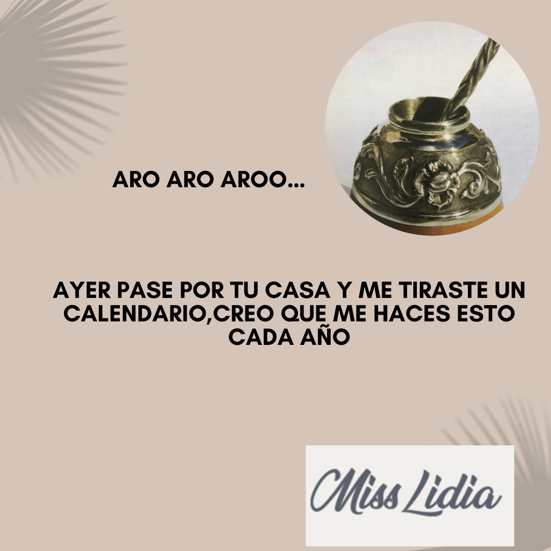 Relaciones gauchescas: la copla del calendario Diseño beige con un círculo que muestra un mate metálico grabado y la bombilla. El texto dice “Aro aro aroo…” y una frase humorística sobre pasar por una casa y recibir un calendario cada año.
