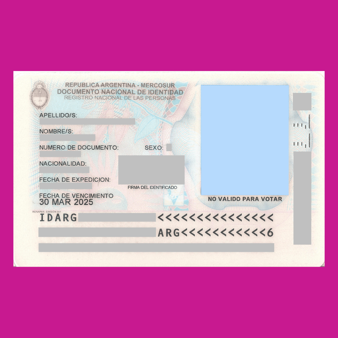 DNI argentino con datos parcialmente tapados Fotografía de un documento nacional de identidad argentino sobre fondo rosa, con varios datos cubiertos por rectángulos grises y una foto de identidad ocultada por un bloque celeste.