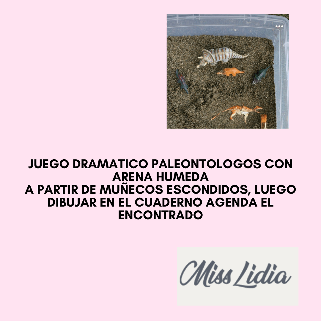 Dinosaurios escondidos en una bandeja de arena Placa rosa con pequeños dinosaurios y una figura de esqueleto semienterrados en una bandeja transparente de arena para un juego de exploración.