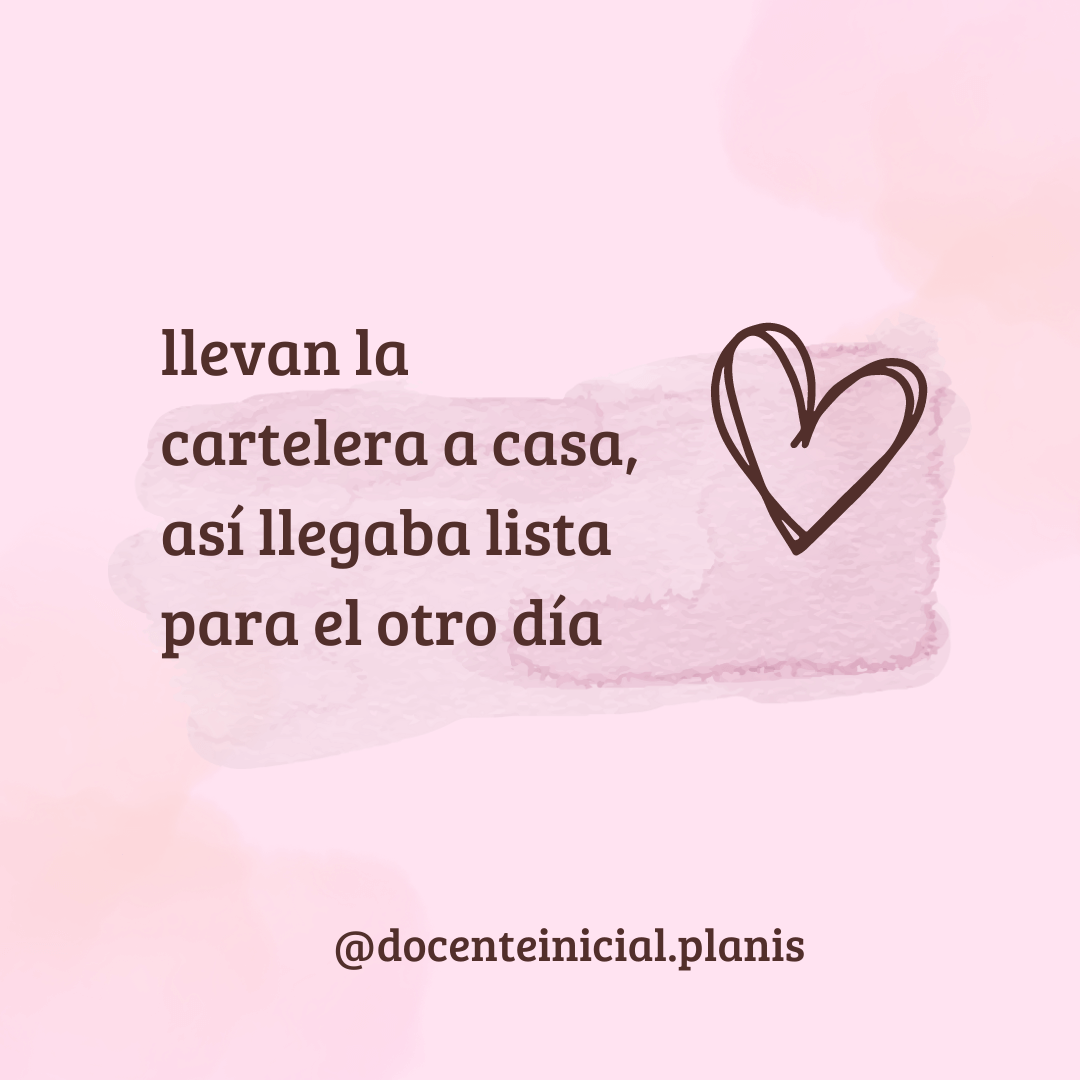 Preparación de la cartelera escolar Placa rosa con texto en español sobre llevar la cartelera a casa para dejarla lista para el otro día, con un corazón dibujado y la firma @docenteinicial.planis.