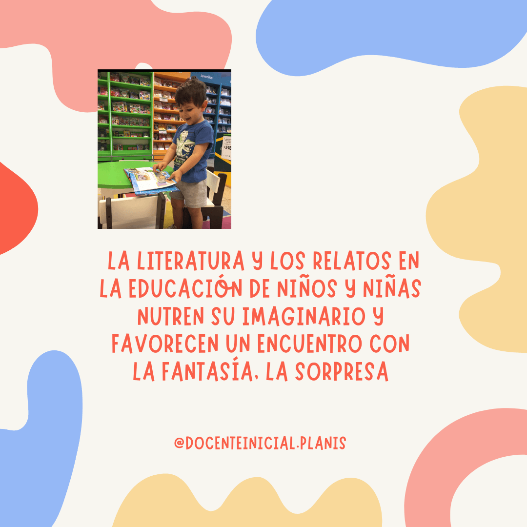 La lectura, la fantasía y la sorpresa Un niño de pie hojea un libro sobre una mesa verde en un espacio con estanterías de libros al fondo. La imagen parece tomada en un rincón de lectura o juego.
