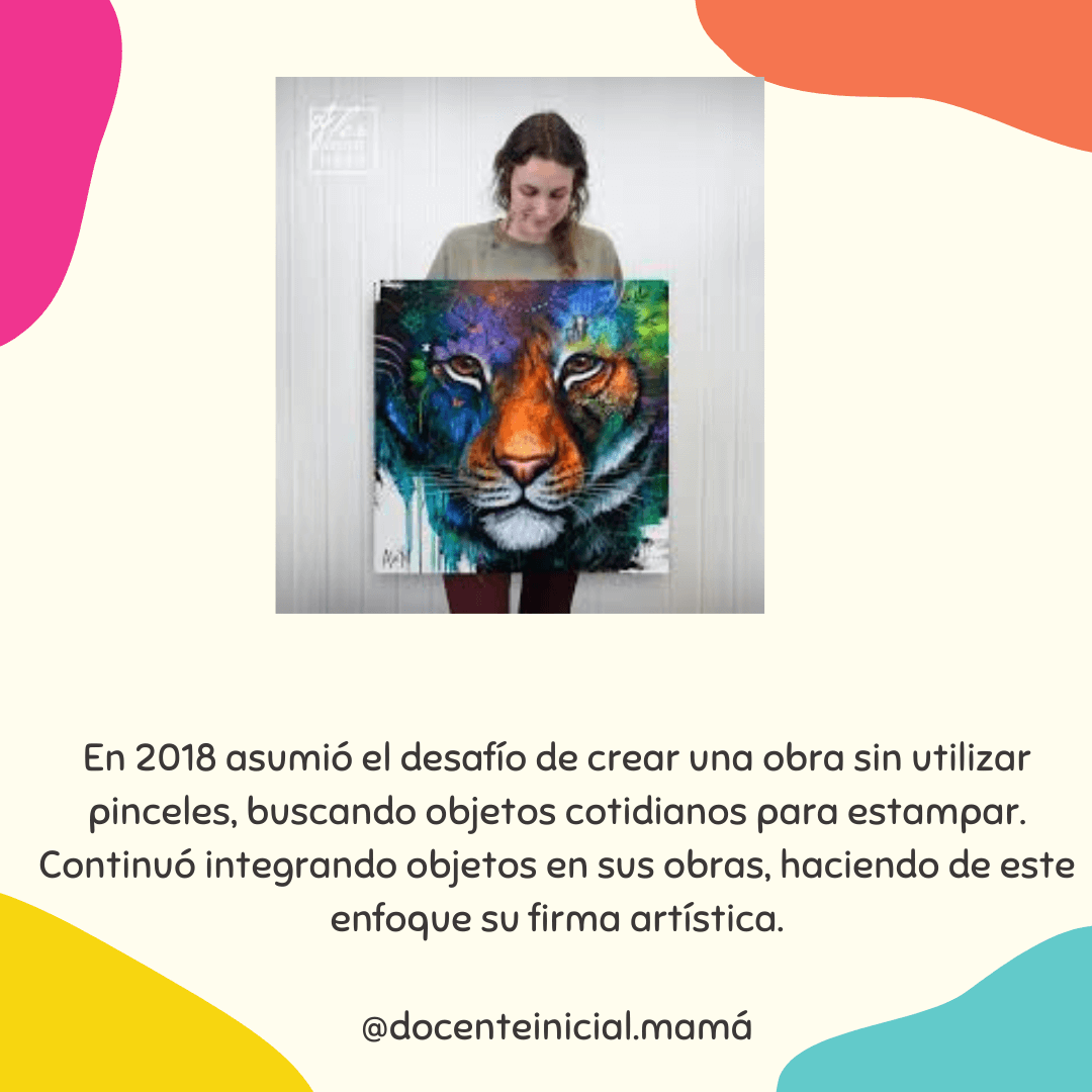Una persona de pie sostiene un cuadro con el rostro de un tigre multicolor, en una habitación de paredes claras.