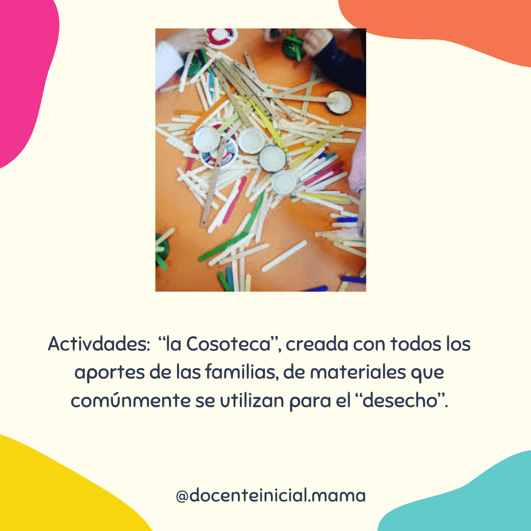 Vista cenital de una mesa naranja con palitos de madera pintados y sin pintar, tapitas blancas y manos de niños que mueven o acomodan las piezas durante una actividad manual.