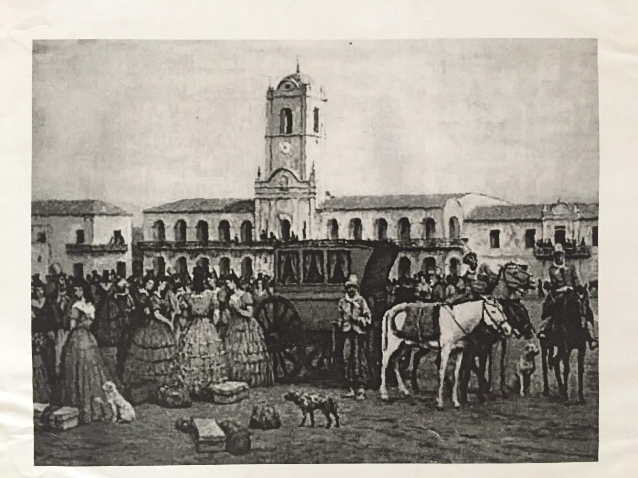 Ilustración antigua de una plaza con carroza y grupos de personas Reproducción en blanco y negro de una escena histórica en una plaza con un edificio de torre al fondo. En primer plano hay grupos de personas, una carroza, caballos y algunos animales pequeños en el suelo.