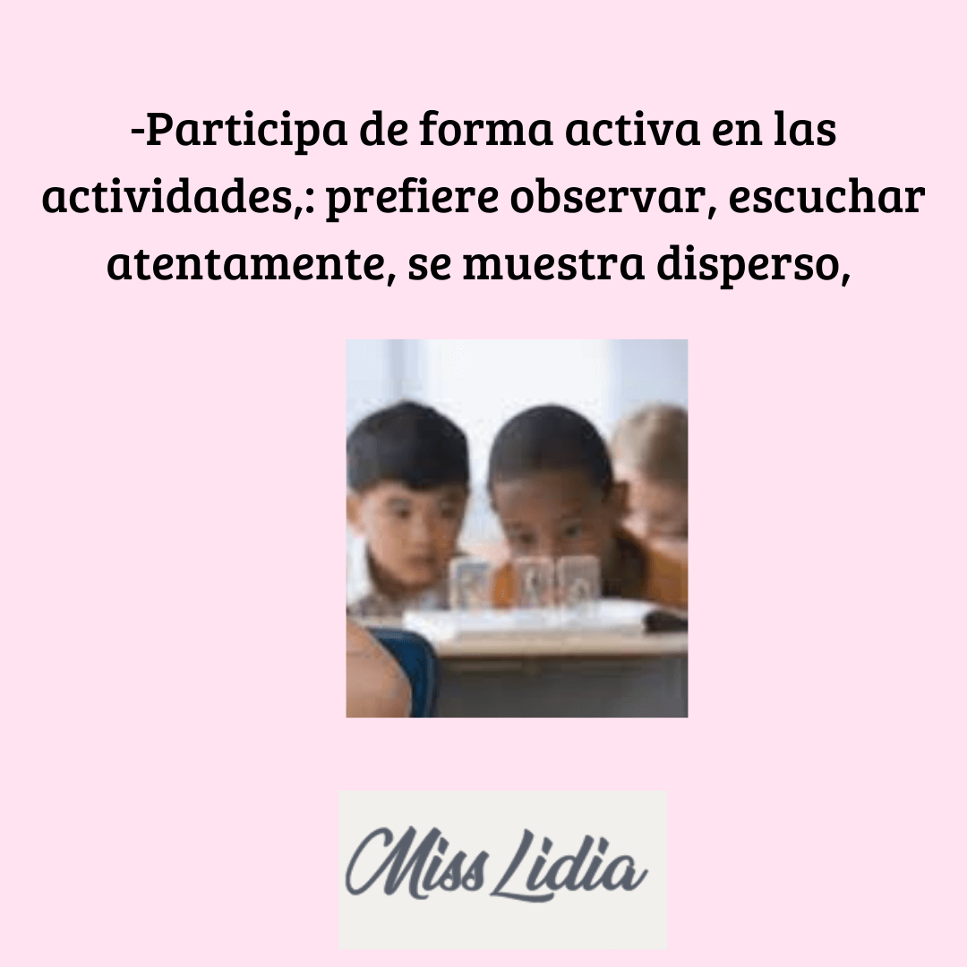 Tres niños observan materiales en una mesa en placa sobre atención a actividades Fotografía de tres niños mirando objetos sobre una mesa, con las caras cerca de los materiales. El texto menciona participar activamente, observar o mostrarse disperso.