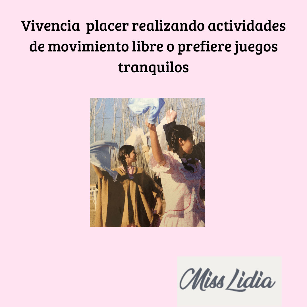 Movimiento con telas en una propuesta de expresión corporal Placa rosa con una fotografía de personas que elevan telas al aire libre y una pregunta sobre el disfrute del movimiento libre o de juegos tranquilos.