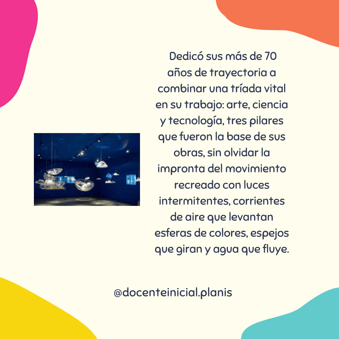 Placa sobre arte, ciencia y tecnología en la obra de Kosice Placa con una imagen de una instalación azul y texto que describe una trayectoria unida por arte, ciencia y tecnología, con movimiento, luces y agua.